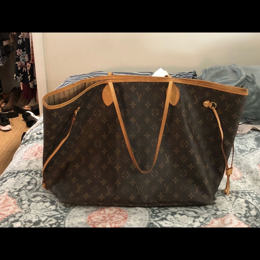 Authentic Louis Vuitton Large Never full Bag